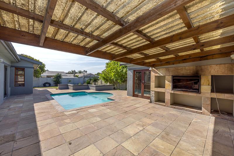 5 Bedroom Property for Sale in Bloubergrant Western Cape